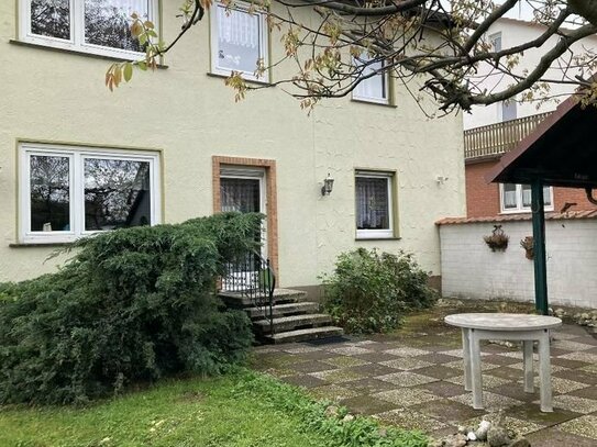 Geräumiges Zweifamilienhaus mit Garage und weitläufigem Ziergrundstück in guter, ruhiger Wohnlage