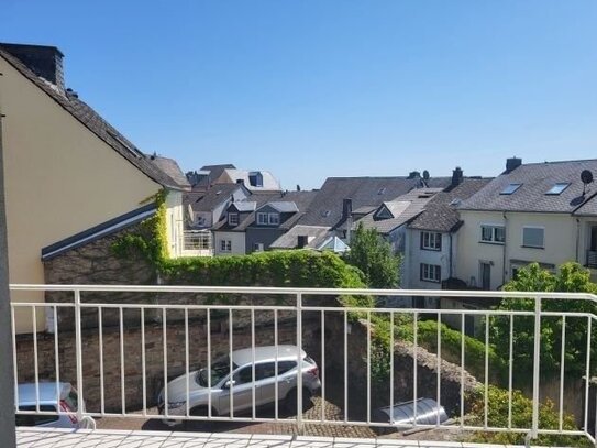 Lichtdurchflutete Wohnung mit großem Balkon im Zentrum Bitburgs!