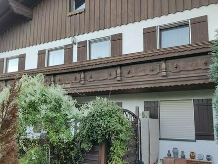 Einfamilienhaus mit zwei Wohnungen, zwei Garagen und großem Garten - M445