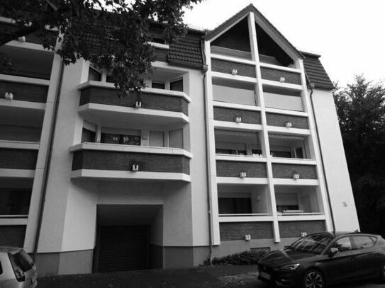 Renovierungsbedürftige Wohnung mit Loggia und Tiefgaragenstellplatz!