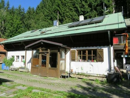 Anwesen / Sacherl in absoluter ALLEINLAGE umgeben vom eigenen Wald, in ruhiger Höhenlage mit Fernsicht Nähe Schloss Egg