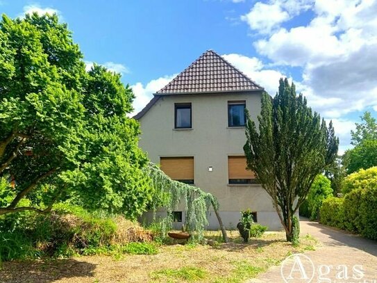 Schönes und gepflegtes Haus mit Sonnenterrasse und Garagengebäude auf großem Grundstück in Werder