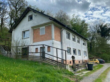 Zweifamilienhaus mit verwunschenem Garten freut sich auf neue Besitzer