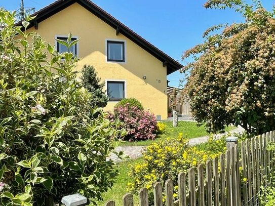 Hochwertig modernisiertes 2-Familien-Haus mit DoGa in ruhiger Ortsrandlage - FREI
