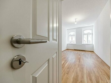 Moderner Komfort in renoviertem Altbau: Große 3-Zimmer-Wohnung mit Balkon