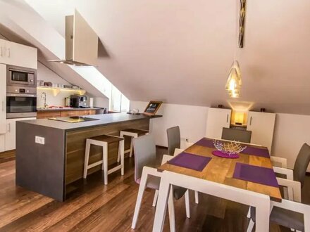 Stilvolle, gepflegte 3,5-Zimmer-DG-Wohnung mit Balkon und EBK in Freyung (Whg Purple)