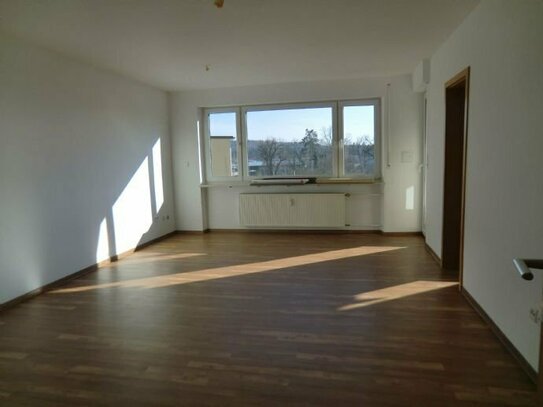Nbg.-Mögeldorf lichtdurchflutete 4-Zimmer Wohnung mit Balkon, Stellplatz und Einbauküche