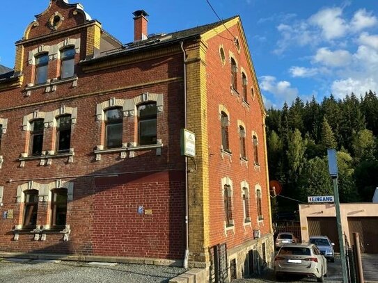 Gepflegtes Mehrfamilienwohnhaus mit Hintergebäude in idyllischer Lage