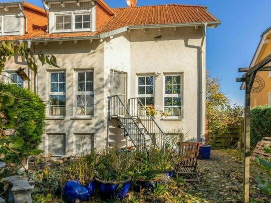 Doppelhaushälfte mit Carport, Garten mit Terrasse und Gartenhaus und Tageslichtbädern