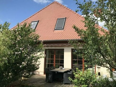 Sehr gepflegte Stadtvilla mit Garage, Pool und Gartenhaus