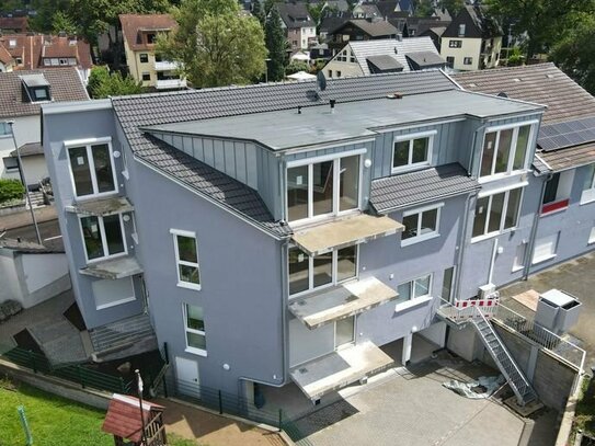 Modernes Großraumbüro im Neubau: Perfekte Anbindung für produktives Arbeiten.