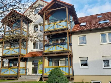 Praktisch im EG: 2 Zimmer mit offener Küche und Holzbalkon