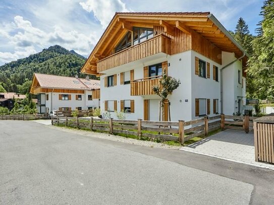Neuwertig & bezugsfrei - Erdgeschoss-Wohnung mit sonnigen Terrassen, Garten und Tiefgarage