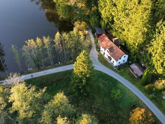 Renovierungsbedürftiges Haus in einmaliger und idyllischer Lage am See