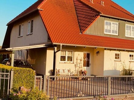 Familienfreundliche Doppelhaushälfte mit Kamin und Pool