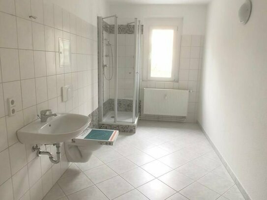 2 Raum Wohnung mit großem Badezimmer und Dusche