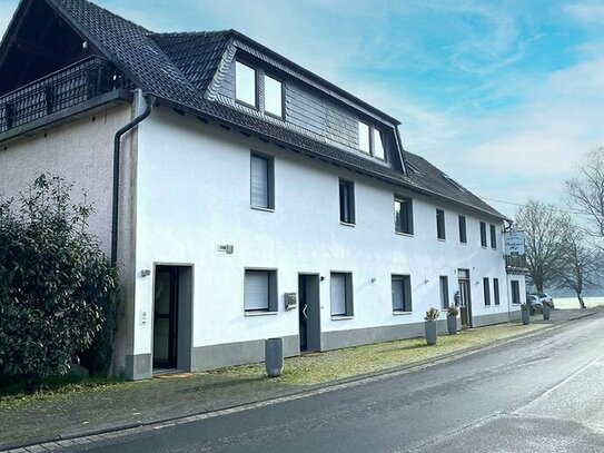 Landwirtschaftliches Mehrgenerationenhaus mit Wirtschaftsgebäuden und angrenzenden Grünlandflächen