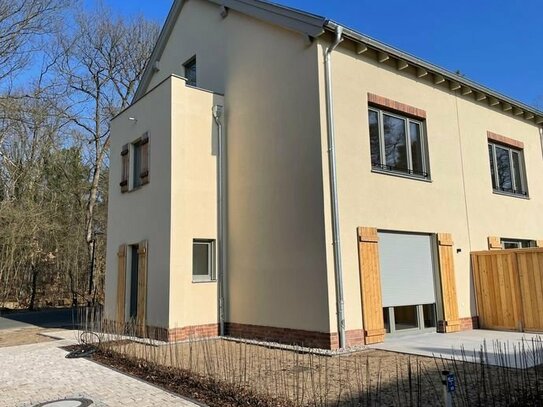 Doppelhaushälfte im Erstbezug mit Terrasse, Gartenanteil und Stellplatz