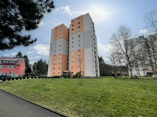 Eigentumswohnung mit Loggia in sehr gepflegtem Mehrfamilienhaus