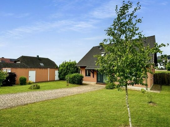 Freistehendes Einfamilienhaus mit Garagen zu verkaufen in Wincheringen - A20888