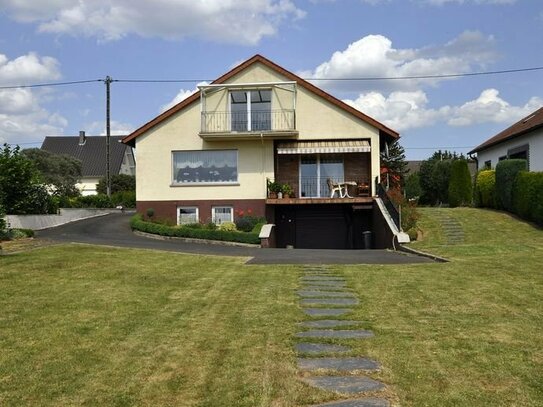 Freistehendes Einfamilienhaus mit sehr schönem Garten und fantastischem Panoramablick in Minderlittgen