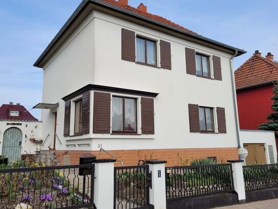 Attraktives Einfamilienhaus mit schönem Garten in ruhiger Lage mit Seebergblick