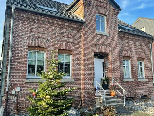 Charmantes Einfamilienhaus mit großer Einliegerwohnung sowie einem Pool und einem riesigen Carport!