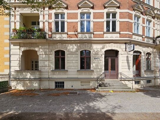 Repräsentativ geschnittene Gewerbe-/Praxisfläche im sanierten Stuckaltbau mit direktem Außenzugang Ecke Manger Straße i…