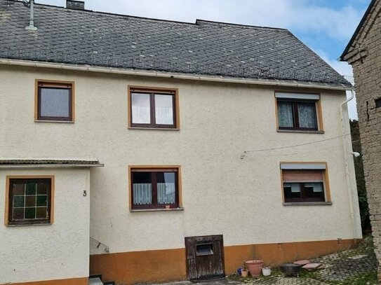 Sanierungsbedürftig u. freigestellt, ruhig gelegenes Haus mit Scheune in Lykershausen zu verkaufen