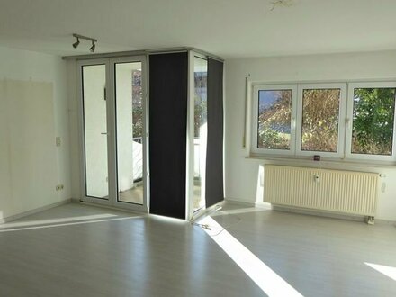 IHR neues ZUHAUSE wartet ! Gut geschnittene und gepflegte 2 Zimmer Wohnung mit Balkon und Tiefgaragenstellplatz in zent…