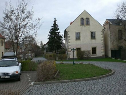 Kleine Zweiraumwohnung im Dachgeschoß zu vermieten.