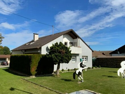 Großes Zweifamilienhaus in ruhiger Lage in Unterschwarzach