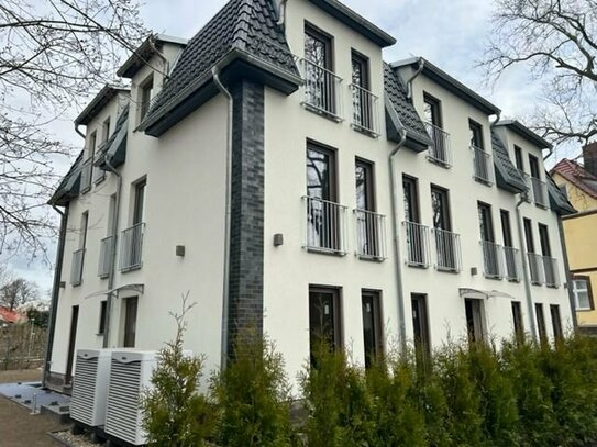 Energiesparender Neubau: Schöne 5-Zi-Maisonette-Wohnung mit 2 Bädern u. Gartenanteil in Bahnhofsnähe