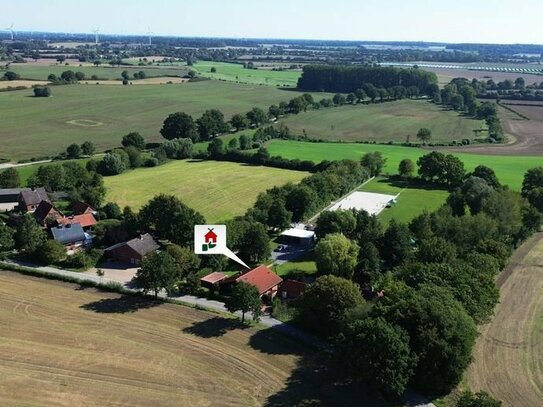 Modernes Blockbohlenhaus mit Hauskoppel und Gästehaus in ruhiger Lage