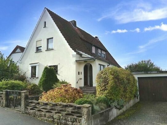 Gepflegtes Ein- bis Zweifam.-Wohnhaus mit Garage und hübschem Garten, viel Platz: 7 Zimmer, Küche, 2 Bäder/WC, Grund 62…