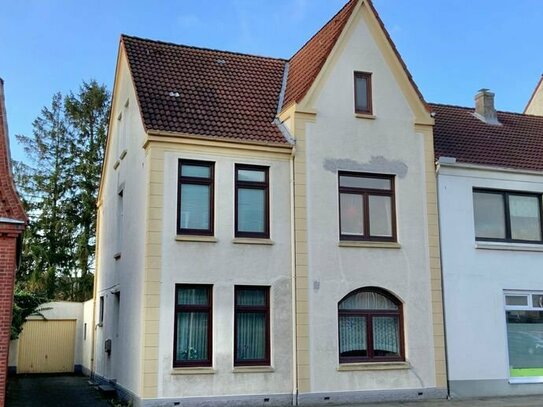 HUSUM ZENTRUM: Charmantes Stadthaus mit 2 Wohnungen, Ausbaureserve, Westgarten, Balkon und Garage!