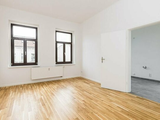 Frisch renovierte 2-Zimmer-Altbauwohnung mit Balkon und modernem Dusch-/Wannenbad