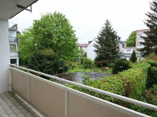 Schöne, renovierte 2-ZW in Oberrad + Balkon + PKW Stellplatz.