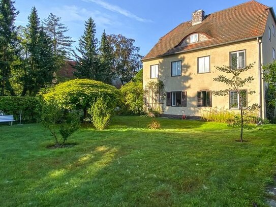 Zweifamilienhaus auf großem Grundstück in Zehlendorf-Mitte