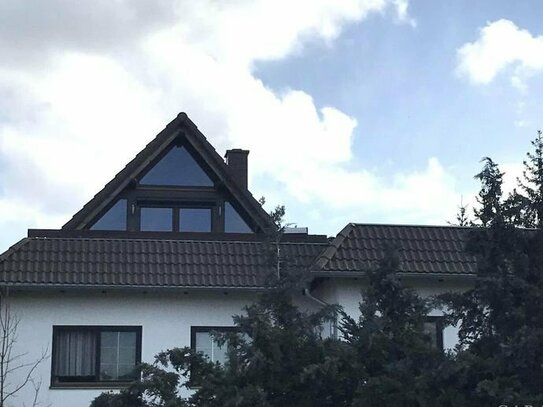 Dachgeschoss-Träumchen mit Kamin und großem Balkon - Stadtnah aber trotzdem auf dem Dorf wohnen!