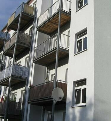 Große und vermietete 2-Zimmer mit Balkon, Wanne und Laminat in sehr guter Lage