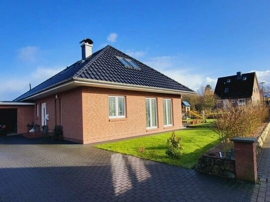 Moderner Niedrigenergie-Bungalow mit Ausbaureserve im Dachgeschoss am nahe gelegenen Selenter See