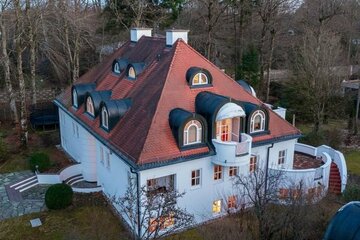 Leben wie im Haus. Weitläufige Gartenwohnung auf traumhaftem Parkgrundstück.