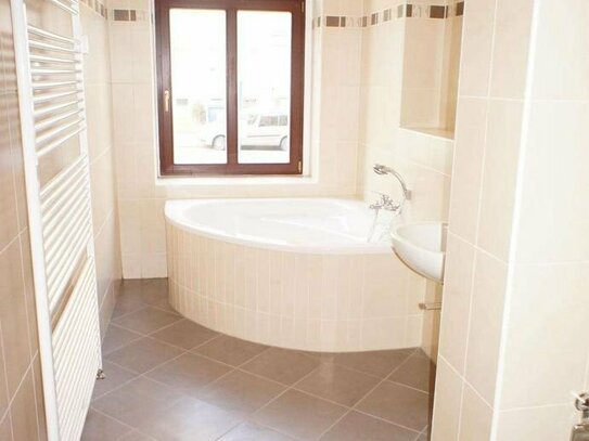 Bad mit Fenster + Eckwanne - Laminat - Schlafen zum Innenhof**