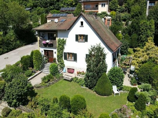 Einfamilienhaus mit Garage, Werkstatt und großem Garten