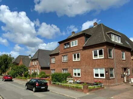 HUSUM/NORDSEE zentrumsnah: Solides Wohnhaus mit 3 vermieteten Einheiten in beliebter ruhiger Lage!