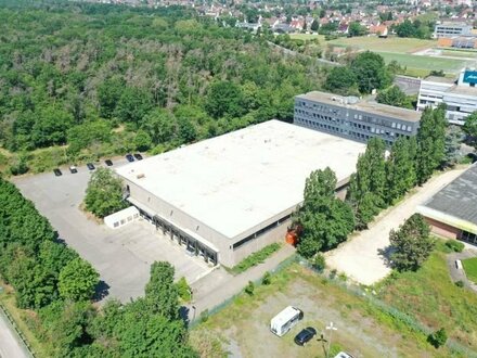 ++IM ALLEINAUFTRAG++ ca. 2.700 m² Halle(20 Tore) Freifläche/ 7,5 m UKB/Büro/ zu vermieten