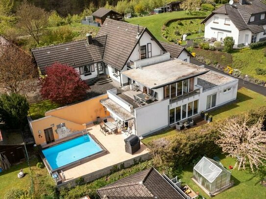 Urlaub in den eigenen vier Wänden: Großes Einfamilienhaus mit Pool und tollem Ausblick in Werdohl!