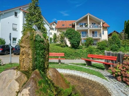 Helle sonnige 3 Zimmer Dachgeschosswohnung ca. 100qm, mit Loggia etwas See und Bergsicht zu vermieten.