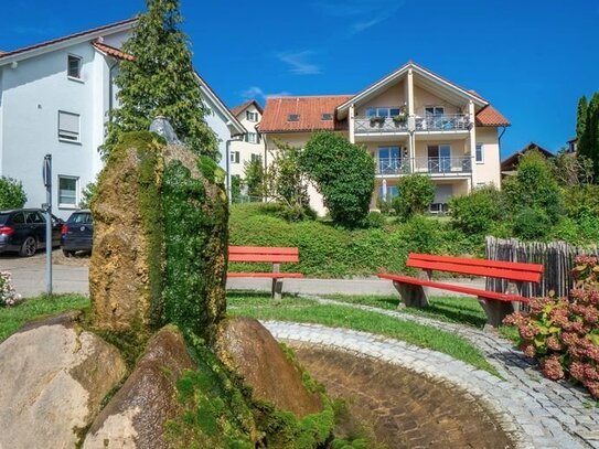 Helle sonnige 3 Zimmer Dachgeschosswohnung ca. 100qm, mit Loggia etwas See und Bergsicht zu vermieten.